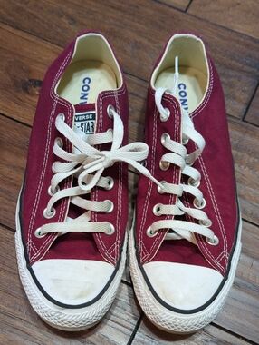 Converse Chuck Taylor Low Top Sneakers in Burgundy Size 8 Women 6 Mens